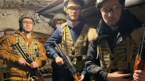 Airsoft harc egymás ellen taktikai labirintusban Cegléden 15
