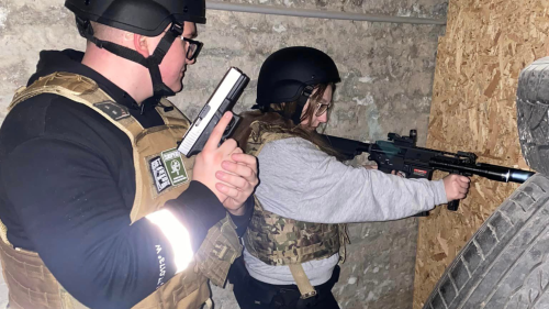 Airsoft harc egymás ellen taktikai labirintusban Cegléden 10