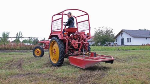 RS 09 GT124 fűnyíró traktorral élményvezetés gyerekeknek 5