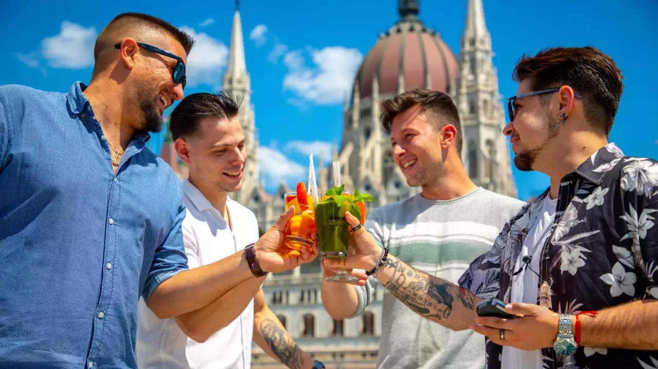 Kortyold a város szépségét! – Hajós koktélest naplementében a budapesti Dunán fő kép